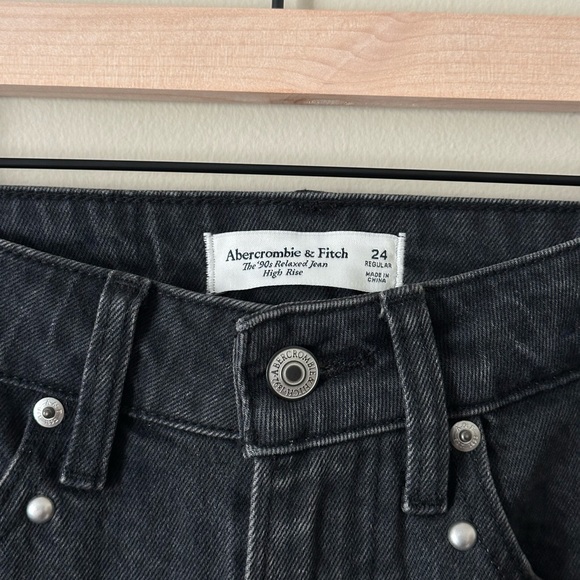 Abercrombie & Fitch High Rise 90s Relaxed Studded Jean in Black - Picture 7 of 8